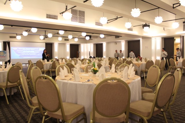 With its modern  and elegant style,Robert hall is the best place were you can hold your family’s most memorable events,company’s corporate functions,and classic banquets.With our dedicated event associates,you are ensured of extraordinary celebrations.